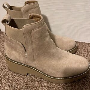 Size 6 Dolce Vita cream colored suede booties like new